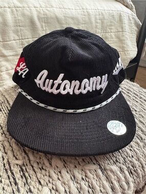 NWT Autonomy love LA Embroidered Corduroy Snapback Hat in Black and White